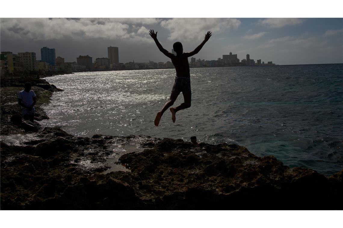 Ein Jugendlicher springt während eines Stromausfalls in Havanna ins Meer.