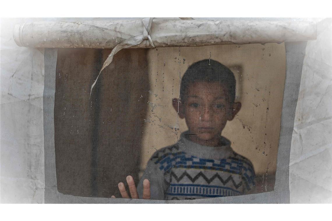 Ein Junge  aus dem Zelt einer  Hilfsorganisationen im Gazastreifen.