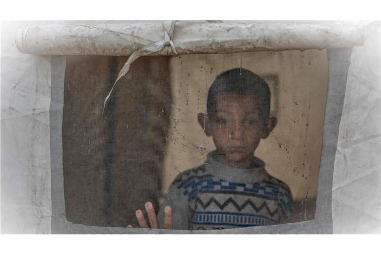 Ein Junge  aus dem Zelt einer  Hilfsorganisationen im Gazastreifen.