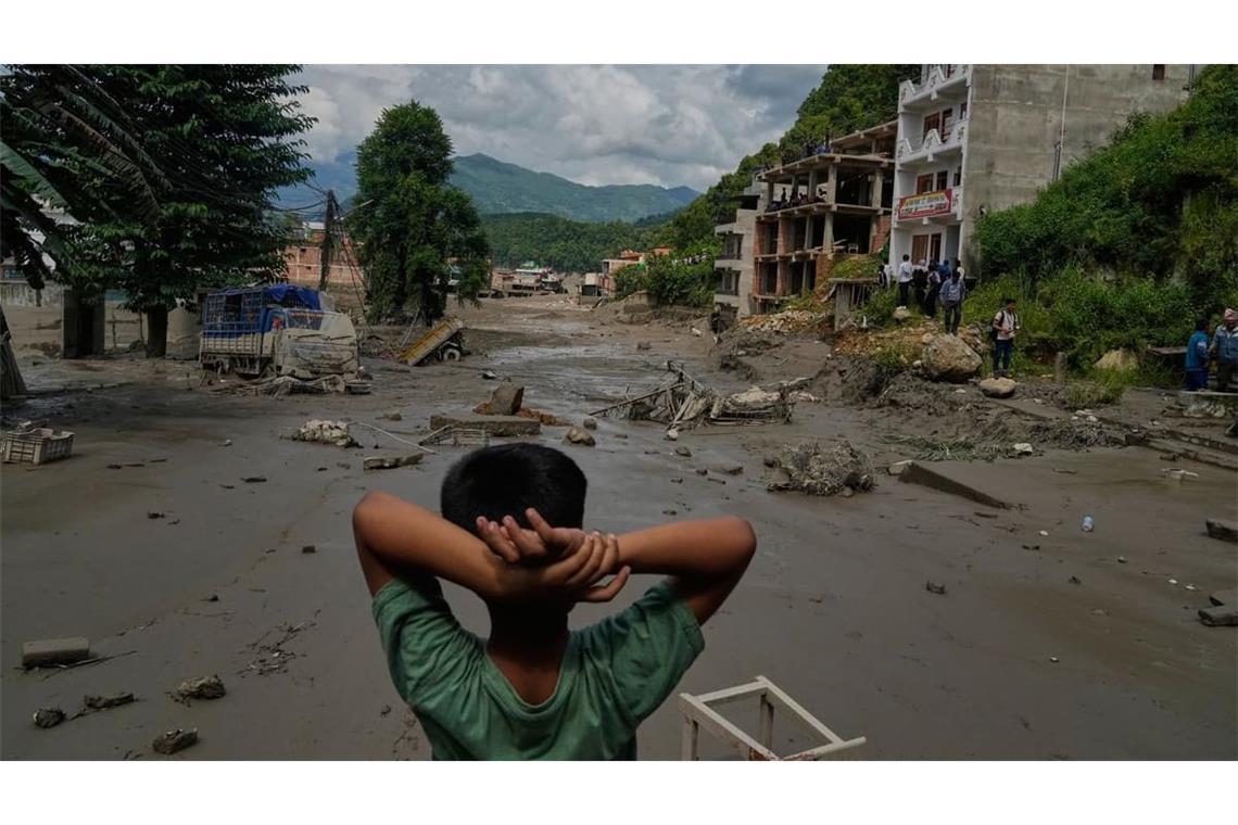 Ein Junge betrachtet die Verwüstungen, die durch Sturzfluten am Fluss Trishuli im nepalesischen Distrikt Nuwakot verursacht wurden. Nach der heftigen Sturzflut in der Grenzregion zwischen China und Nepal gibt es mehrere Tote, nach Behördenangaben werden Hunderte Touristen vermisst. 