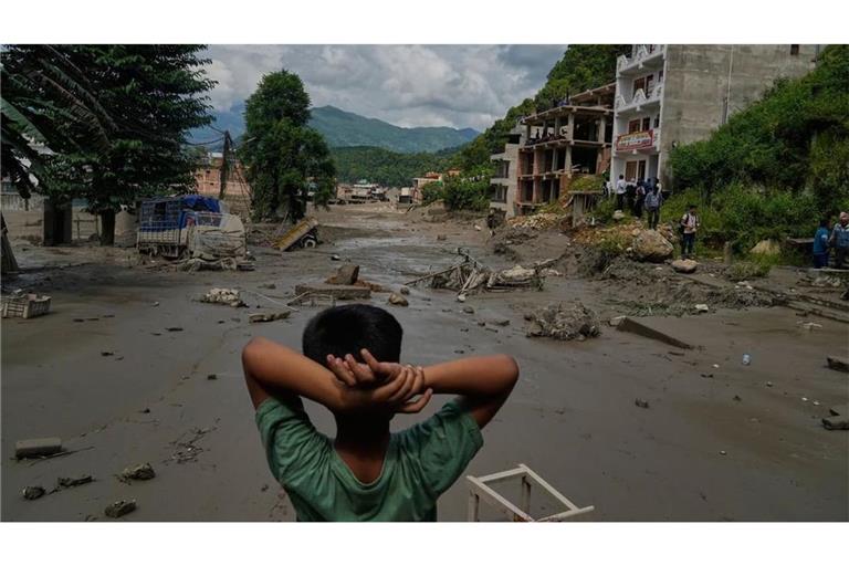 Ein Junge betrachtet die Verwüstungen, die durch Sturzfluten am Fluss Trishuli im nepalesischen Distrikt Nuwakot verursacht wurden. Nach der heftigen Sturzflut in der Grenzregion zwischen China und Nepal gibt es mehrere Tote, nach Behördenangaben werden Hunderte Touristen vermisst. 