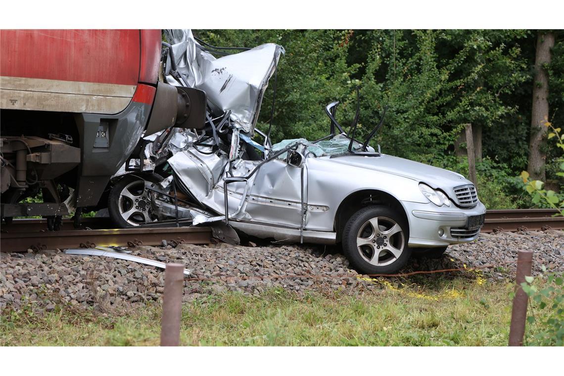 Sohn und Vater sterben bei Zusammenstoß von Zug und Auto Ein Junge und ein Mann in dem Auto starben.