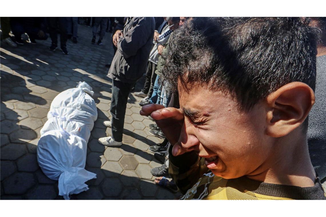 Bilder des Tages Ein Junge weint neben einem der Toten des israelischen Angriffs auf Deir al-Balah
