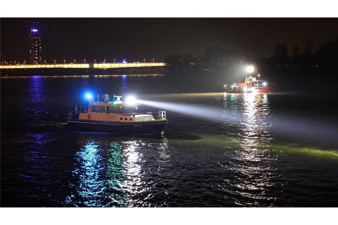 Ein junger Mann und seine Beifahrerin sind bei einem Verkehrsunfall in den Rhein gestürzt.