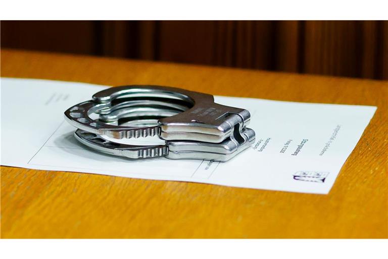 Ein junger Mann wird beschuldigt, eine 18-Jährige in einem Regionalzug mit einem Messer angegriffen zu haben - nun sitzt er in Untersuchungshaft. (Symbolbild)