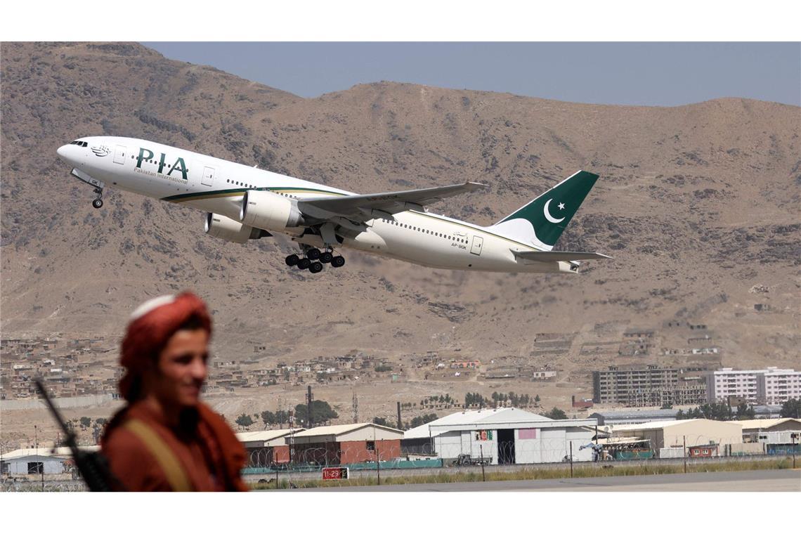 Keine Normalität mit den Taliban Ein Kämpfer der Taliban am Flughafen von Kabul: harte Sanktionen statt symbolische Abschiebeflüge.