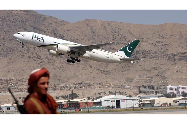 Ein Kämpfer der Taliban am Flughafen von Kabul: harte Sanktionen statt symbolische Abschiebeflüge.