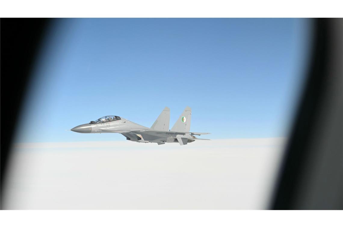 Ein Kampfjet der algerischen Luftwaffe. In Südkorea hat ein Pilot für spektakuläre Fotos viel risiert. Das Foto zeigt nicht den eigentliche Kampjet (Symbolfoto)