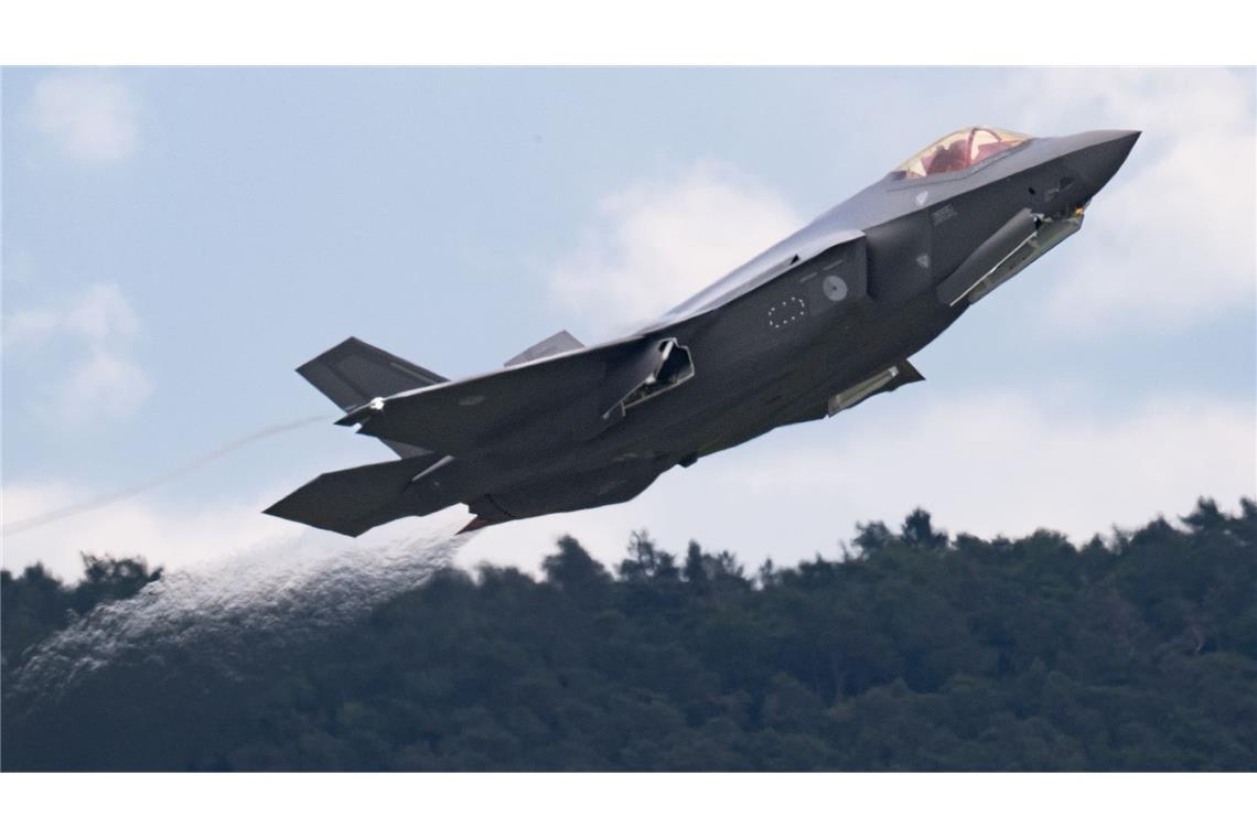 Ein Kampfjet vom Typ F-35 startet in Ramstein