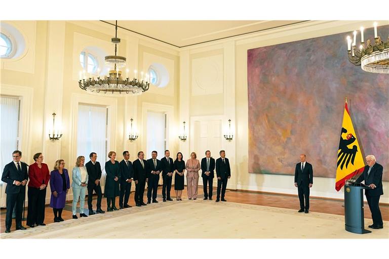 Ein Kanzler und 14 Minister erhalten vom Bundespräsidenten ihre Entlassungsurkunden. Sie bleiben aber geschäftsführend im Amt.