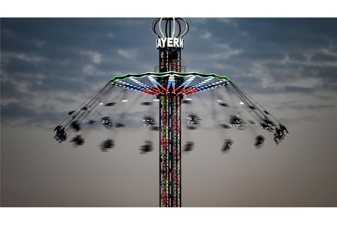 Bilder des Tages Ein Kettenkarussell dreht sich in luftiger Höhe auf der Rheinkirmes.
