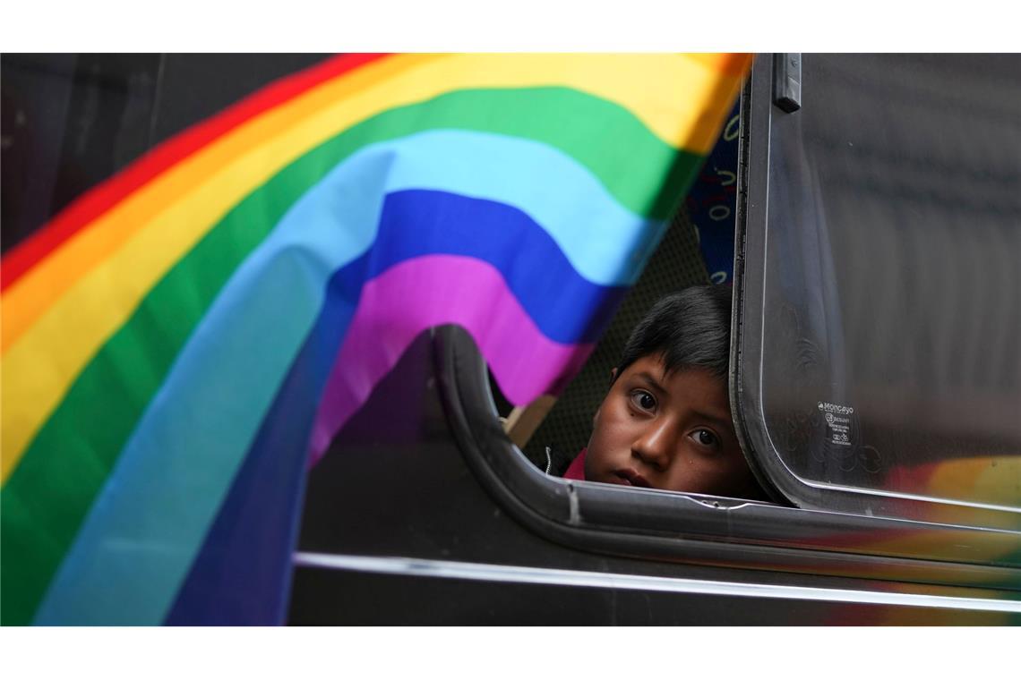 Bilder des Tages Ein Kind schaut aus einem Busfenster während einer Wahlkampfveranstaltung in Ecuador vor den bevorstehenden Wahlen am 9. Februar.
