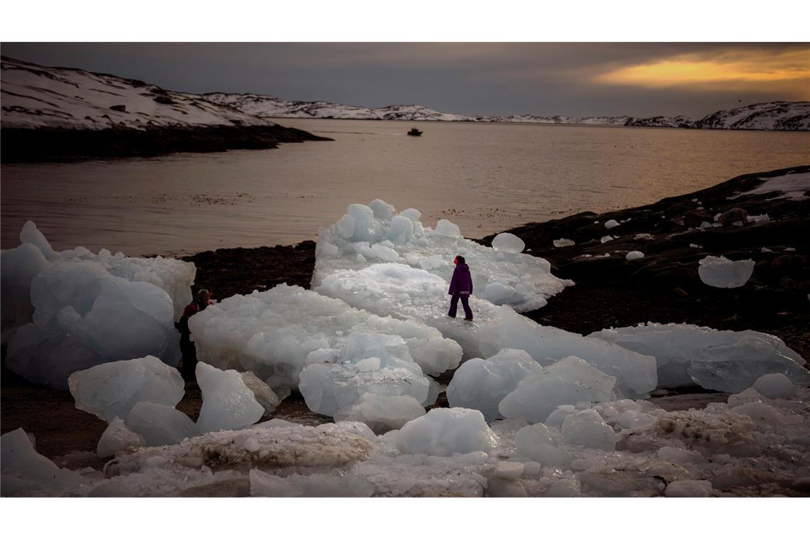 Bilder des Tages Ein Kind spielt auf Eisbrocken in Nuuk in Grönland.