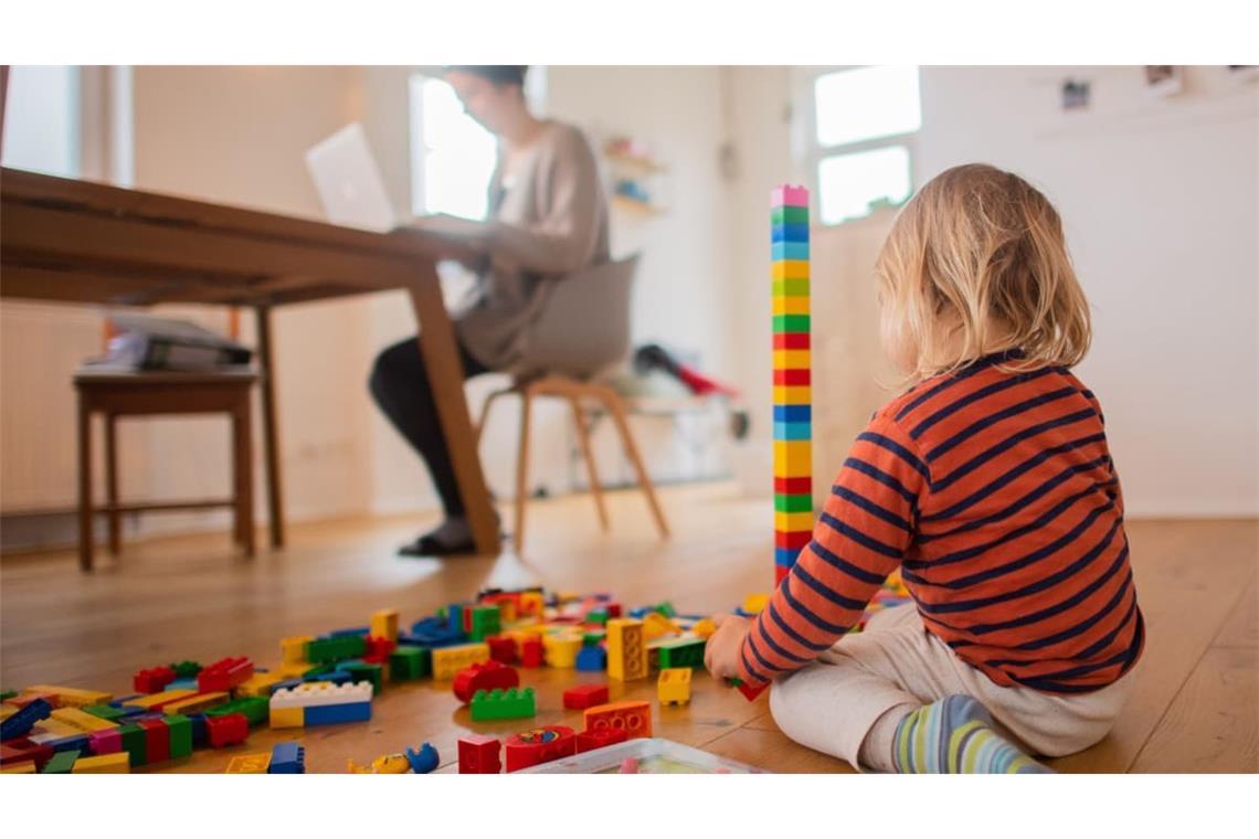 Ein Kind spielt, während die Mutter in Ruhe arbeitet - alles im Lot dank guter Regeln?