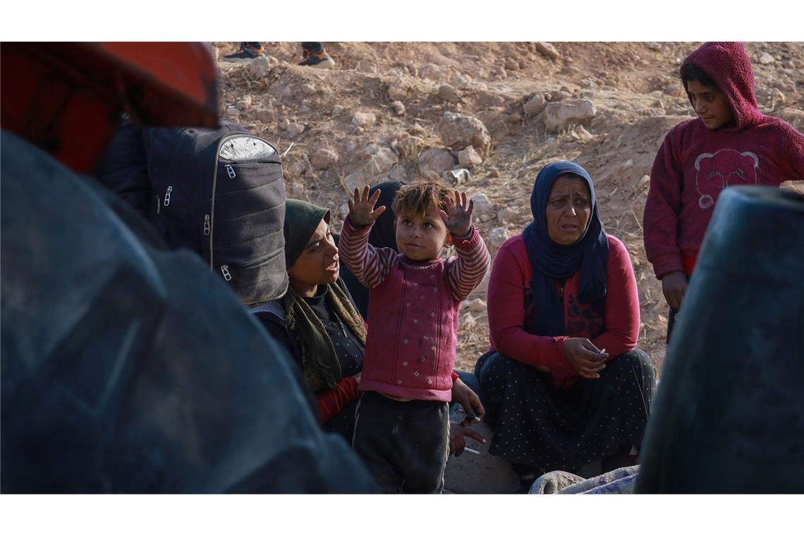 Bilder des Tages Ein kleiner Junge steht inmitten seiner Familie in einem Lager für Vertriebene in der Stadt Tabqa im Gouvernement Raqqa im Norden Syriens.