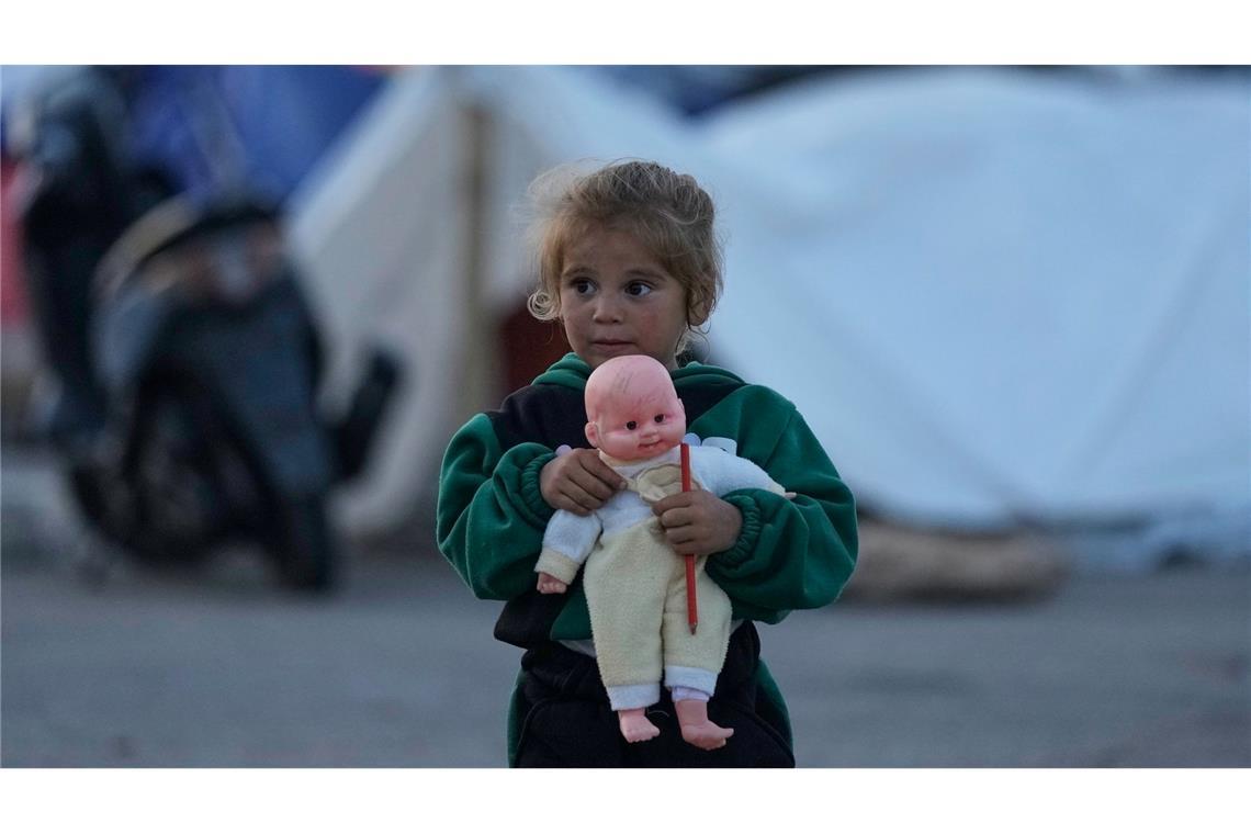 Ein kleines Mädchen, das nach israelischen Bombenangriffen mit seiner Familie in Beirut in einem Zelt untergekommen ist, hält eine Puppe.