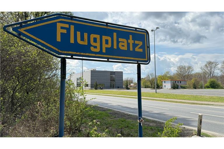Ein Kleinflugzeug startet auf dem Flugplatz Salzgitter-Drütte, stürzt dann aber auf dem Werksgelände der Salzgitter AG ab.