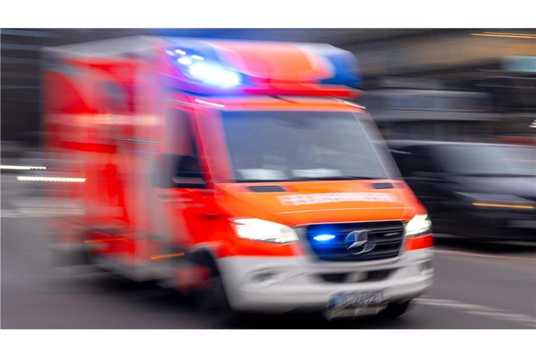 Ein Kleinkind ist in Berlin beim Sturz aus einem Hochhaus ums Leben gekommen.