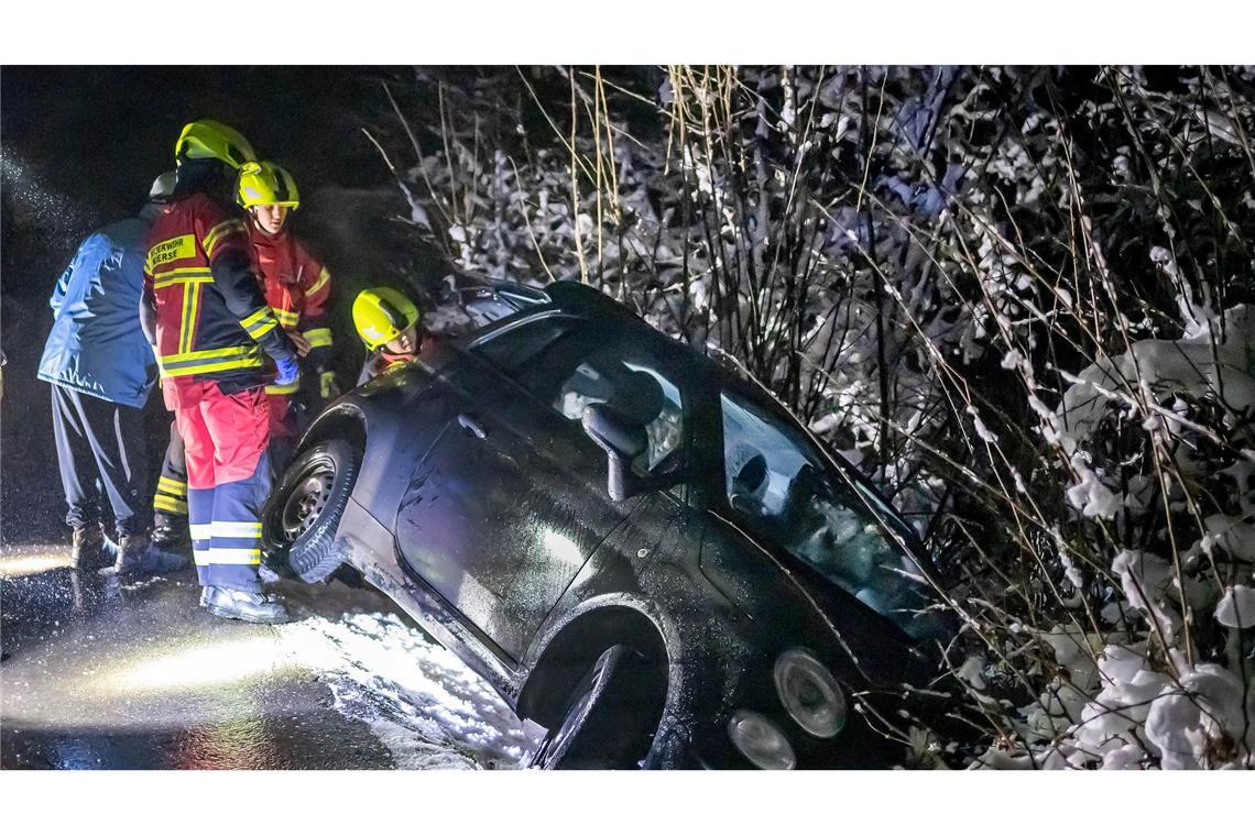 Unzählige Glatteisunfälle im Süden Deutschlands Ein Kleinwagen rutschte bei Straßenglätte im westlichen Sauerland in einen Graben.