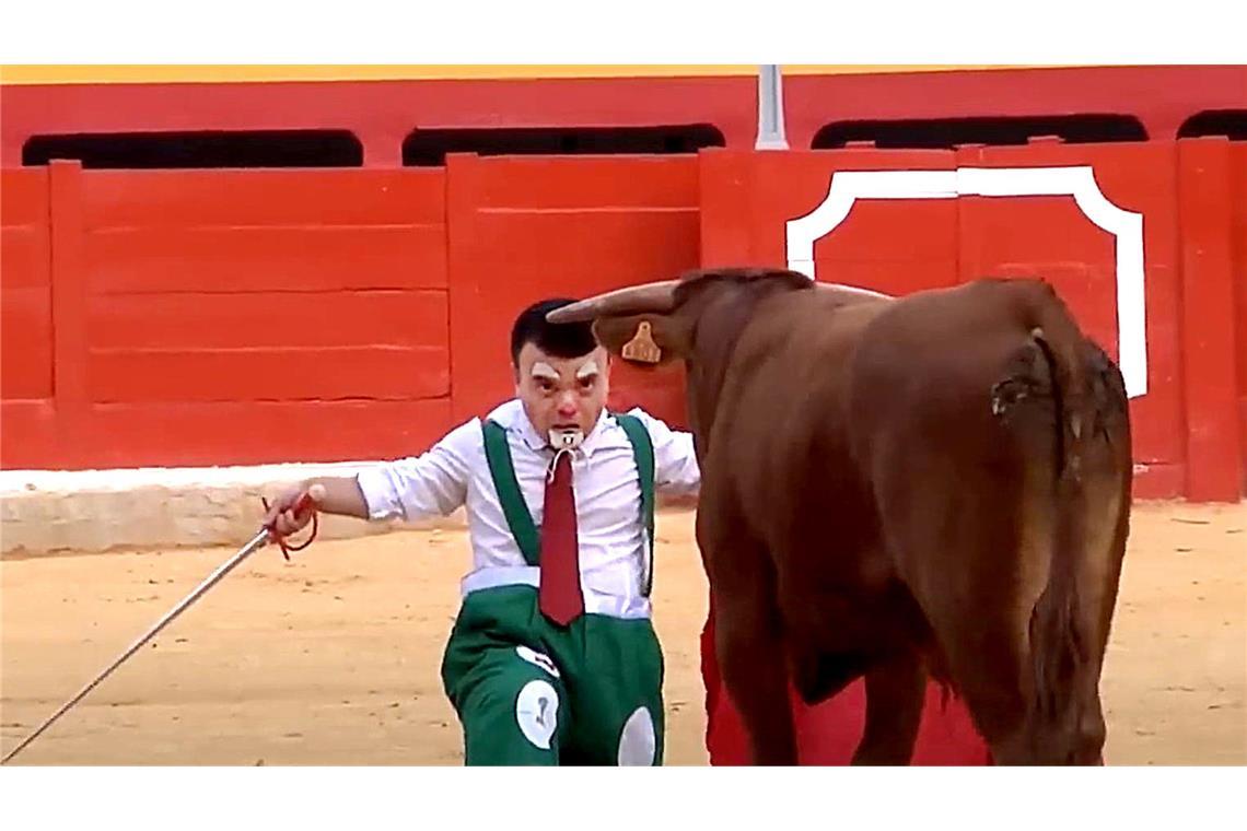 Großer Sieg für die kleinen Toreros Ein kleinwüchsiger Torero im spielerischen Kampf mit einem jungen Stier