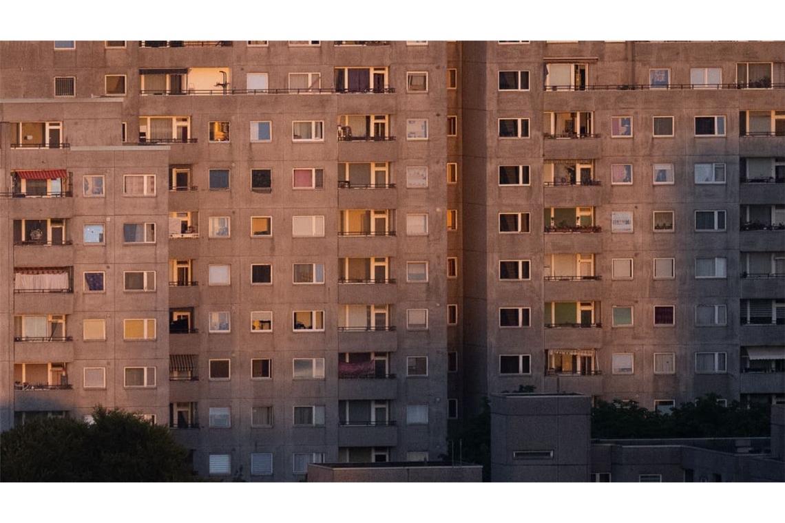 Ein Knackpunkt aber vor allem die Höhe der Entschädigung sein, die die Wohnungskonzerne erhalten müssen. Linke-Spitzenkandidatin Eralp geht davon aus, dass diese deutlich unter dem Marktwert der Immobilien liegen könne.