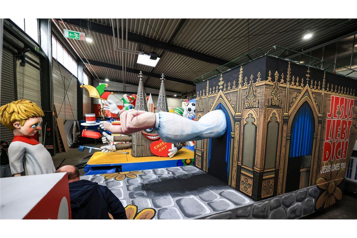 Trump, Musk und Putin im Kölner Rosenmontagszug Ein Kölner Rosenmontagswagen zum Missbrauchsskandal in der katholischen Kirche hat Kritik der CDU ausgelöst.