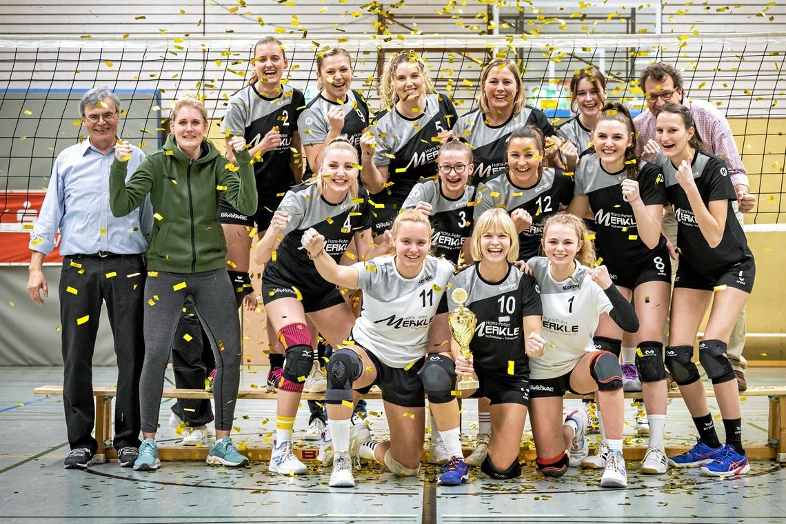 Volleyballerinnen der TSG Backnang gehen mit Zuversicht abermals in die Regionalliga Ein Konfettiregen und der begehrte Pokal für den Oberliga-Meister und Regionalliga-Aufsteiger: die TSG Backnang bei der verspäteten Sause. Hinten von links: Melanie Wunderlich, Caroline Schwiertz, Milana Schroeder, Andrea Lachenmaier, Sarah Neubert und Trainer Markus Sutterer. Mitte: Abteilungsleiter Hans-Peter Richter, Co-Trainerin Alexandra Berger, Vanessa Maglica, Julia Ebel, Jana Menke, Iva Maglica und Emily Stückelmaier. Vorne: Kim Prade, Anne Pötzl und Gwen Szabo. Es fehlt: Florentine Walter. Foto: Alexander Becher