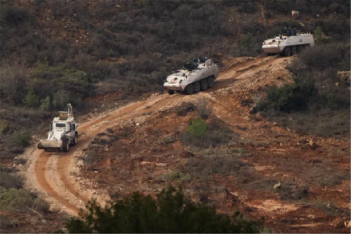 Ein Konvoi gepanzerter Fahrzeuge der Friedenstruppen der Vereinten Nationen im Libanon.