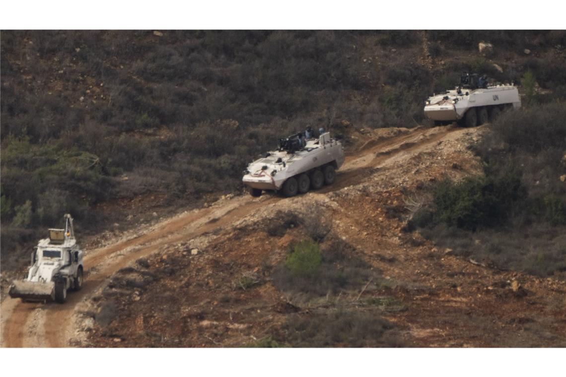 Weißes Haus: Waffenruhe zwischen Israel und dem Libanon wird verlängert Ein Konvoi gepanzerter Fahrzeuge der Friedenstruppen der Vereinten Nationen im Libanon (UNIFIL). Laut US-Regierung wird die Waffenruhe zwischen dem Libanon und Israel verlängert (Symbolfoto).