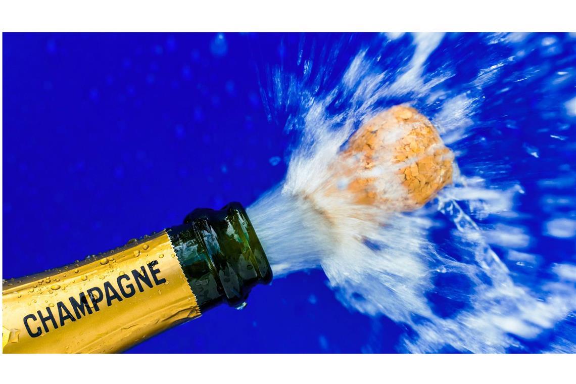 Warum Sektkorken knallen Ein Korken knallt aus einer Champagne-Flasche.