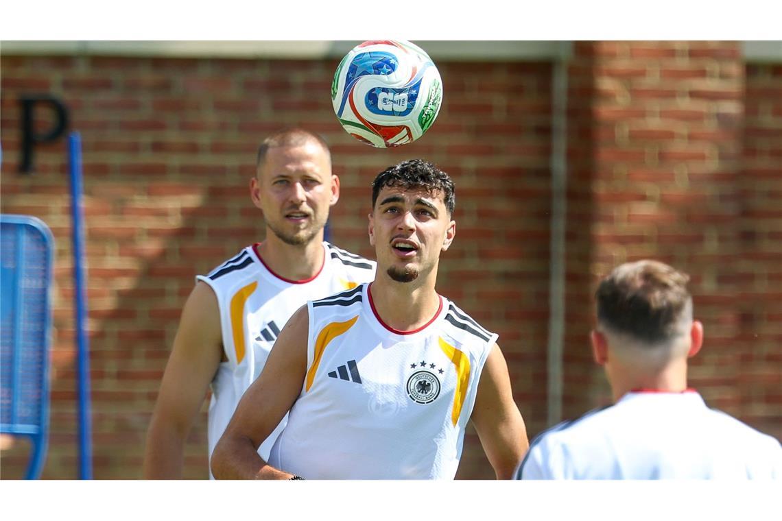 Ein kraftvolles Signal setzen Aleksandar Pavlovic (M) und Waldemar Anton (l) beim Abschlusstraining.