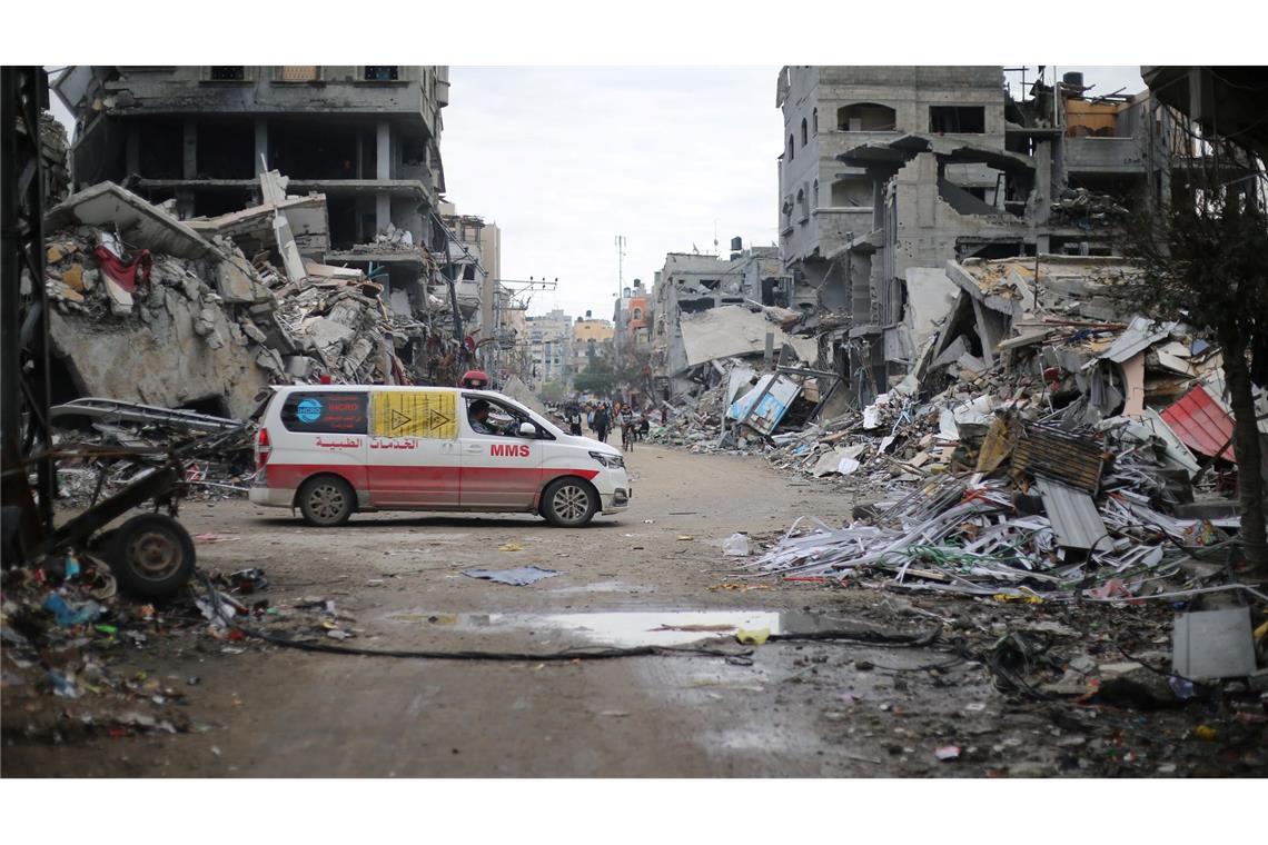 WHO prangert Zerstörung des Gesundheitssystems in Gaza an Ein Krankenwagen fährt an Trümmern zerstörter Gebäude in Beit Lahia vorbei. (Archivbild)