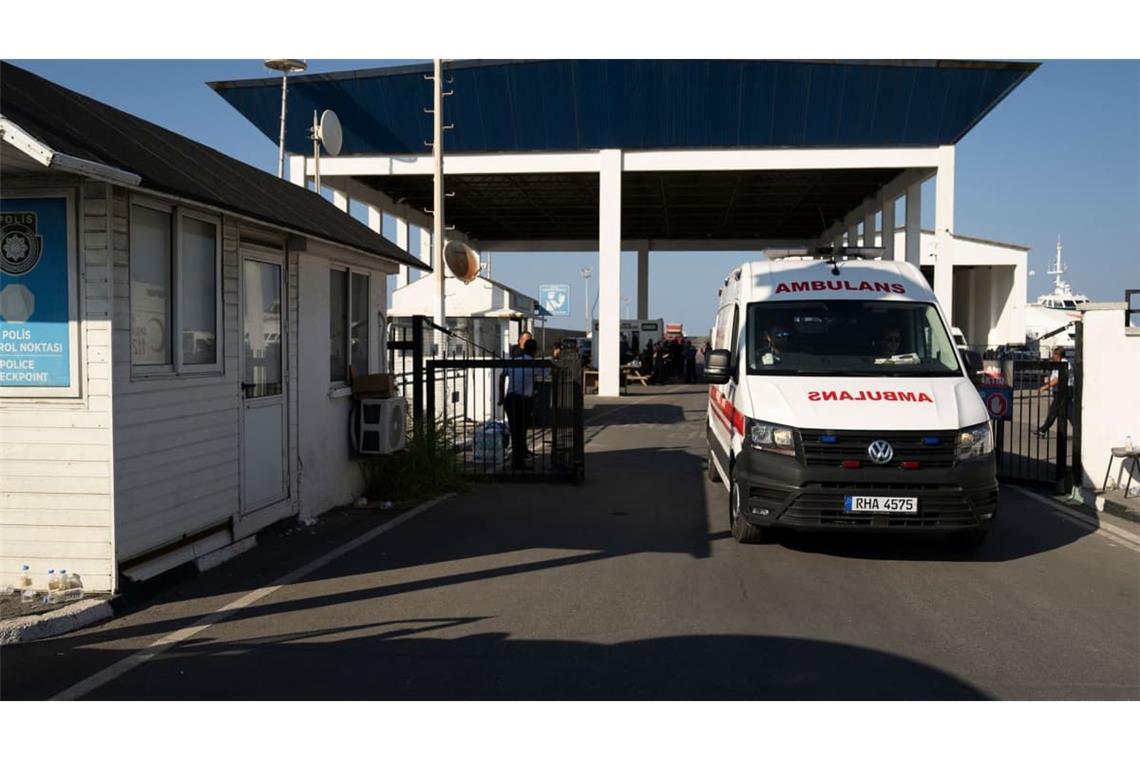 Ein Krankenwagen verlässt den Hafen von Kyrenia im türkisch besetzten Norden Zyperns, nachdem eine Passagierfähre vor der Nordküste der Insel gekentert war.