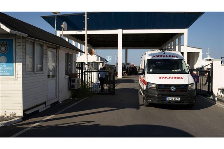 Ein Krankenwagen verlässt den Hafen von Kyrenia im türkisch besetzten Norden Zyperns, nachdem eine Passagierfähre vor der Nordküste der Insel gekentert war.