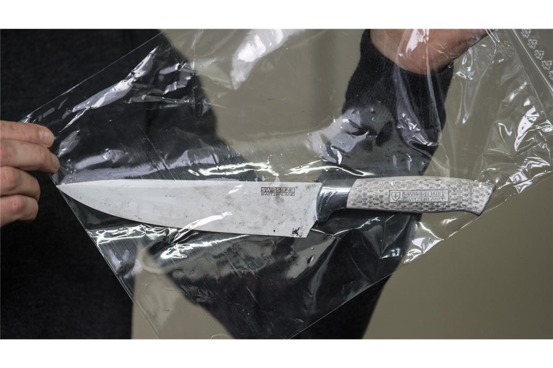 Ausländer oder Deutsche: Wer steckt hinter den Messerattacken? Ein Kriminalhauptkommissar hält eine Plastiktüte mit einem Messer in den Händen, das als Beweisstück sichergestellt wurde.