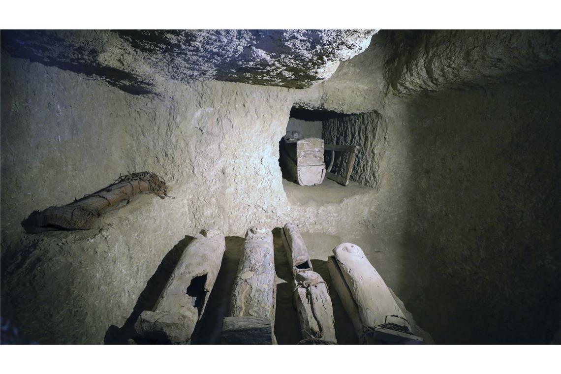 Ägyptologen präsentieren neue Funde aus antiker Stadt Theben Ein kürzlich entdecktes antikes Felsengrab, das von der Zahi Hawass Foundation for Antiquities & Heritage am Damm des Totentempels der Königin Hatschepsut in Deir al-Bahri am Westufer des Nils entdeckt wurde.