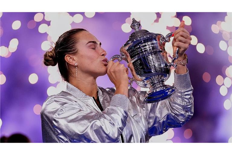 Ein Küsschen für den Pokal: Aryna Sabalenka ist in New York die Beste.
