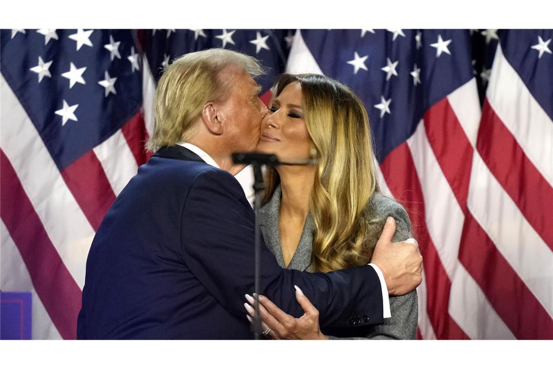 Und plötzlich sind auch Ivanka und Jared wieder da Ein Küsschen für die wahrscheinlich neue alte First Lady: Donald Trump mit seiner Frau Melania.