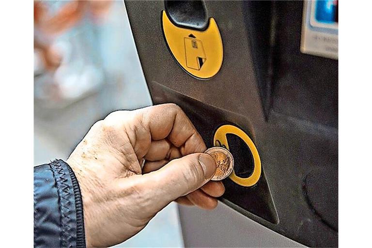 Ein Kunde wirft eine Münze in den Parkscheinautomaten an der Eberhardstraße. Ab dem 1. Oktober steigen die Gebühren in Stuttgart.