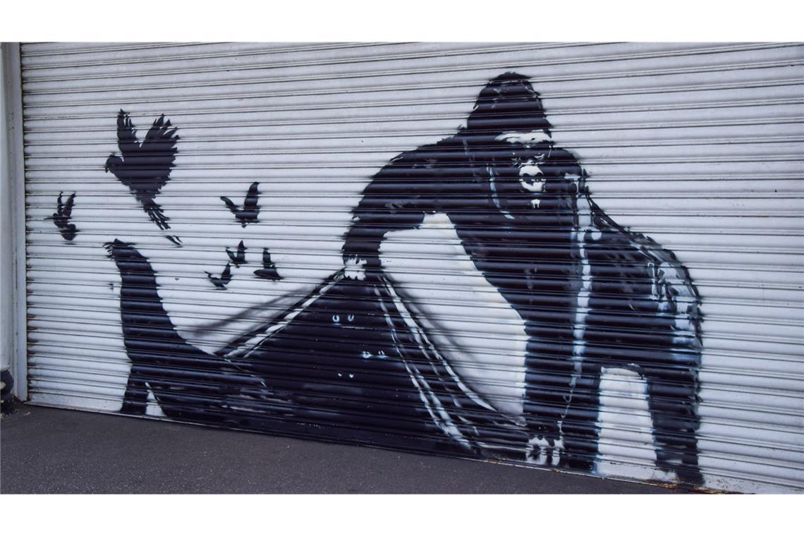 Sotheby’s in London versteigert Gemälde von Banksy Ein Kunstwerk von Banksy aus dem Jahr 2024, das einen Gorilla bei der Befreiung von Tieren zeigt, befindet sich am Eingang des Londoner Zoos. Sotheby’s in London versteigert nun sein Werk „Toxic Beach“.