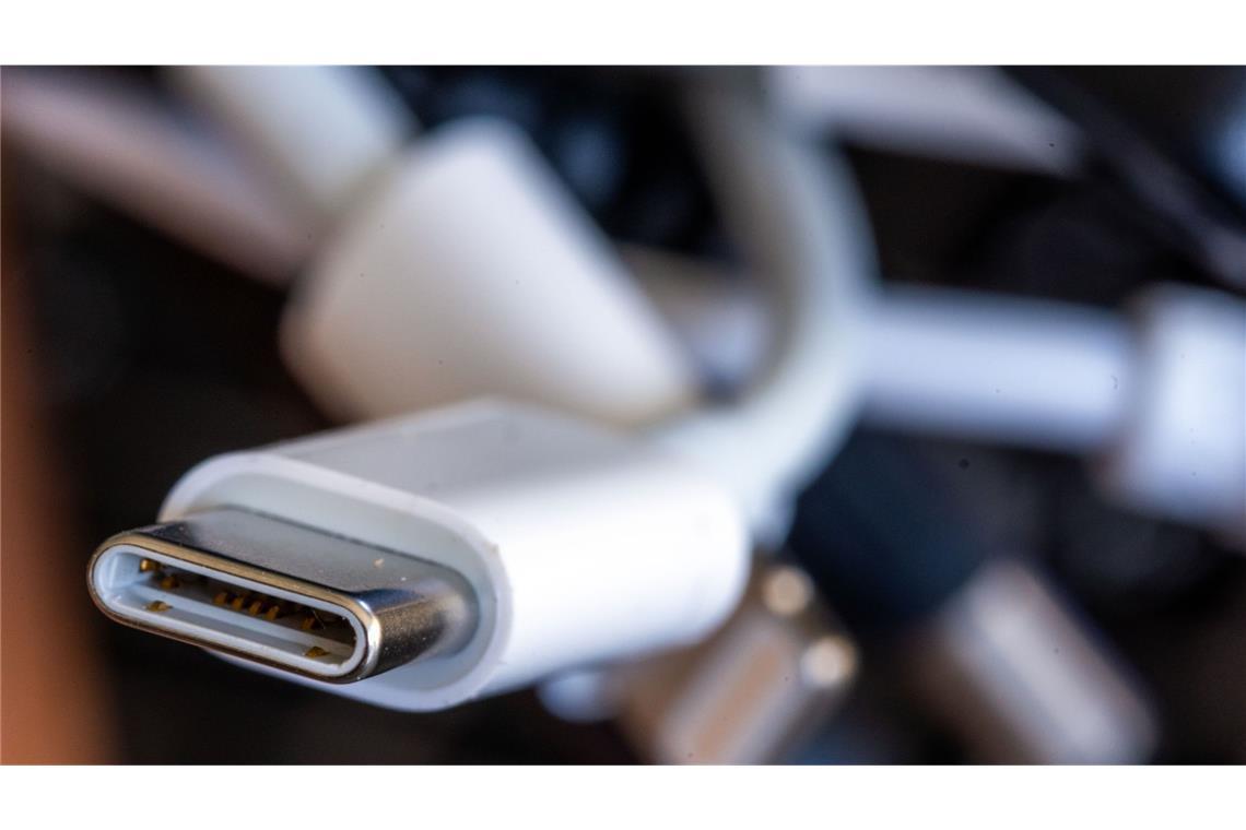 Das ändert sich im Dezember Ein Ladekabel mit USB-C-Stecker liegt neben einem Bündel unterschiedlicher Anschlusskabel: Einheitliche Ladekabel für alle Handys, Tablets und Spielkonsolen werden zum Jahresende auch in Deutschland zur Pflicht.