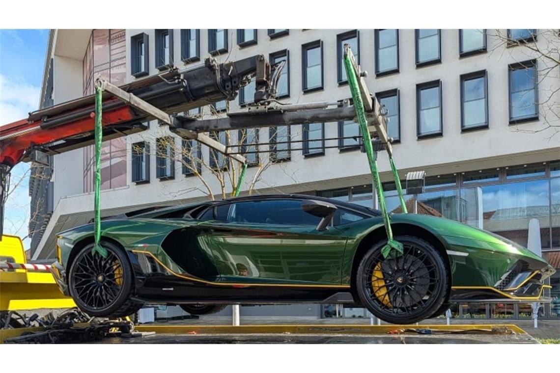 Ein Lamborghini Aventador LP 780-4 Ultimae Roadster wird auf ein Abschleppfahrzeug verladen.