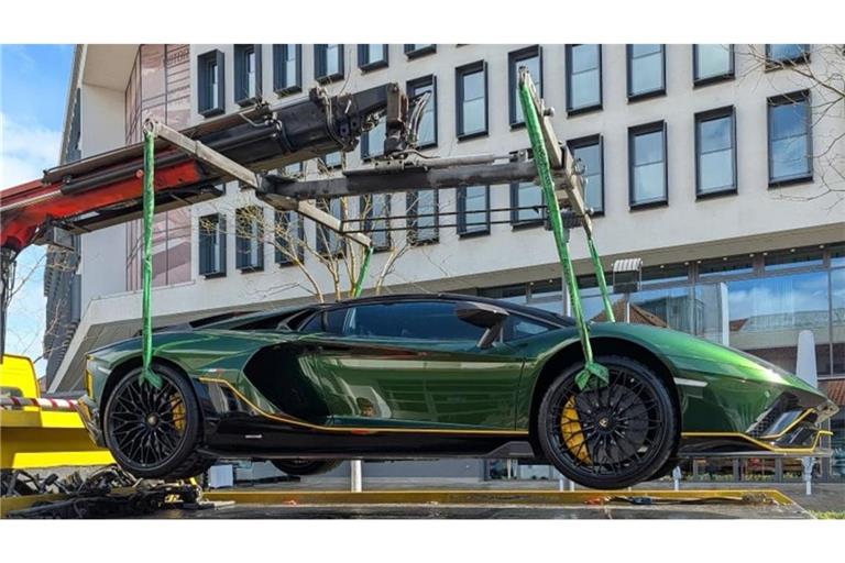 Ein Lamborghini Aventador LP 780-4 Ultimae Roadster wird auf ein Abschleppfahrzeug verladen.