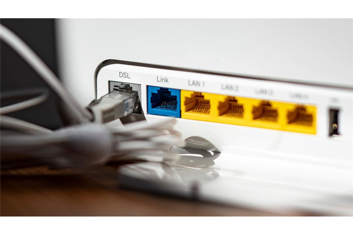 Auslaufmodell Kupfer: Wie teuer wird Wechsel auf Glasfaser? Ein LAN-Kabel im Router - in Millionen Haushalten steckt es noch immer in der DSL-Öffnung.