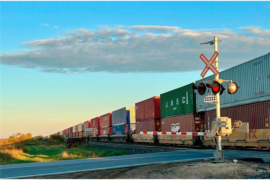 Ein langer Güterzug durchstreift die weitläufige Prärie Kanadas.