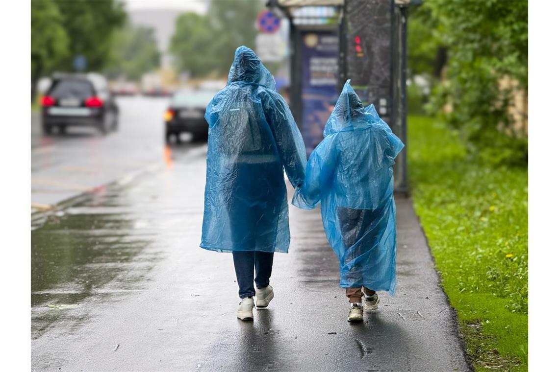 Ein Langwellentrog mit Höhenkälte unter minus 25 Grad sorgt Anfang Juni für Schauer, Gewitter und kühle Temperaturen in Deutschland. Wann der Sommer kommt und was hinter dem Wettermuster steckt.