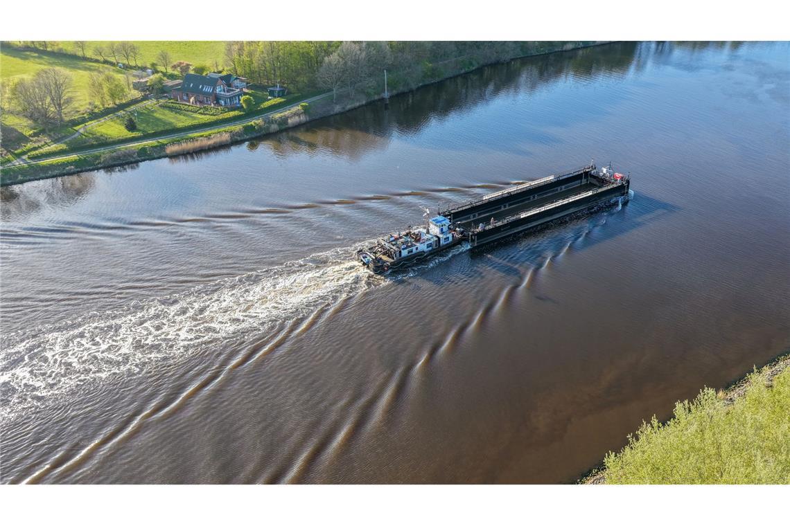 Ein Lastkahn, geschoben von dem Schubschiff "Hans" fährt auf dem Nord-Ostsee-Kanal bei Hohenhörn. Vor fast einem Monat ist der Buckelwal vor der Insel Poel bei Wismar gestrandet. Diese Woche soll Schiffstechnik den Abtransport des Tiers ermöglichen.
