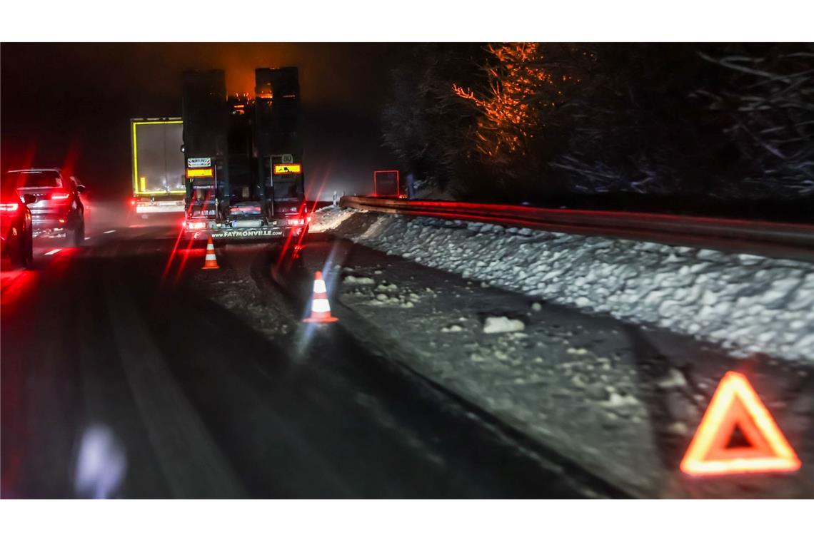Ein Lastwagen hat sich auf der A4 bei Olpe festgefahren.