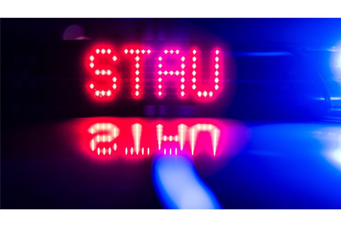 Ein Lastwagenfahrer hatte das ausbrechende Feuer an seinem Lkw bemerkt und sein Gefährt an einer Einbuchtung auf dem Standstreifen angehalten. (Symbolbild)