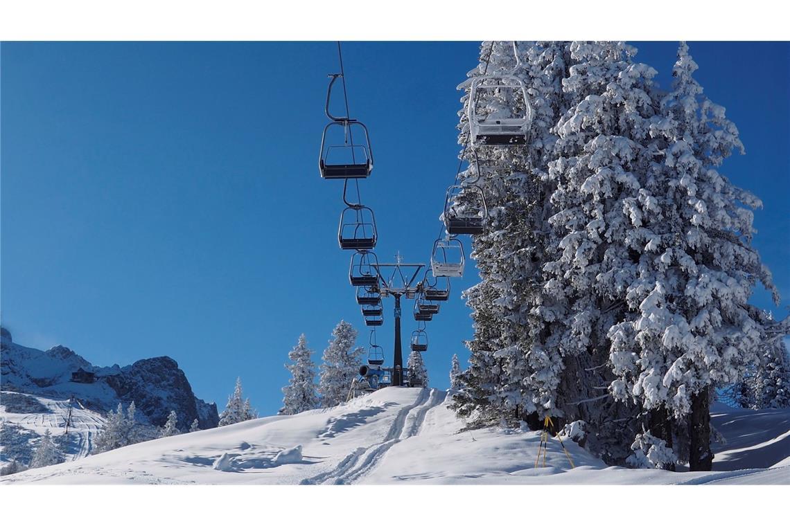Krise zieht voraussichtlich Winterurlaub in Mitleidenschaft Ein leerer Sessellift im noch nicht geöffneten Skigebiet von Garmisch-Partenkirchen. Die Vorbereitungen für die Saisoneröffnung laufen, doch nach zwei guten Jahren könnte die Zahl der Wintergäste in den Alpen krisenbedingt sinken.